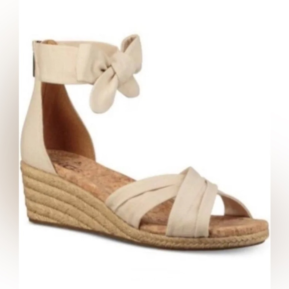 NWOT! UGG bow tie sandals,